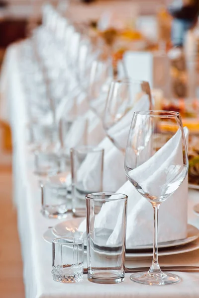 Serveras bord med glas — Stockfoto