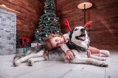  köpek ile çocuk kız oyun