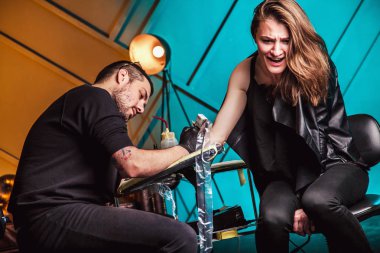 Ana dövmeci dövme yapar