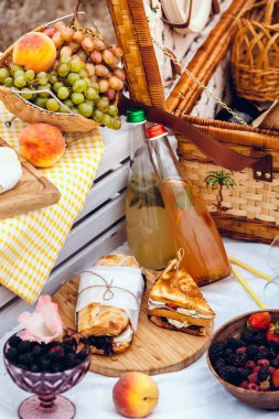 Meyve ile ayarla piknik peynir