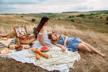 genç kız kız üzerinde piknik