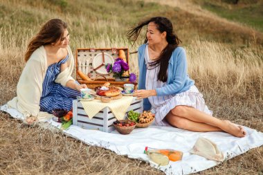 genç kız kız üzerinde piknik