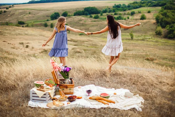 Mladých dívek kamarádky na piknik — Stock fotografie