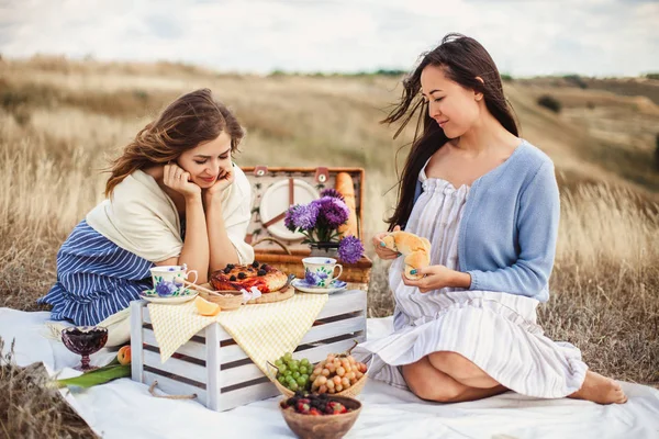 genç kız kız üzerinde piknik