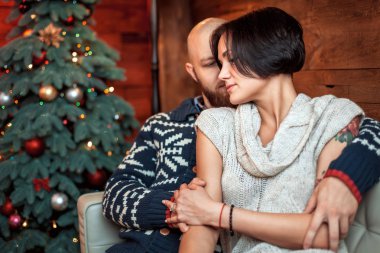 Güzel çift kanepede oturan