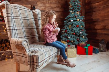 Sevimli küçük bebek kız hediye ile