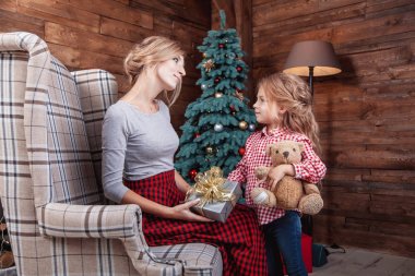 Güzel mutlu anne kızıyla birlikte