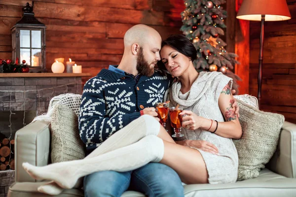 Hermosa pareja sentada en el sofá — Foto de Stock