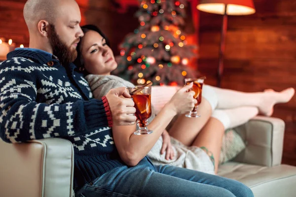 Belo casal sentado no sofá — Fotografia de Stock