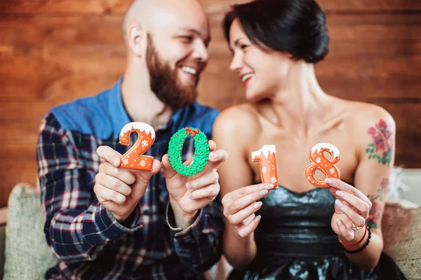 Couple holding gingerbread figures 2018 — Stock Photo, Image