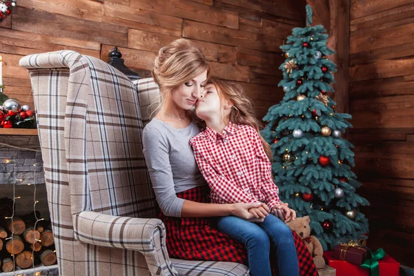 Mooie gelukkige moeder met haar dochter — Stockfoto