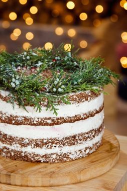 Noel tablo için güzel bir şekilde dekore edilmiş pasta