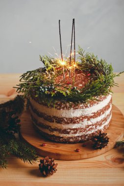 Noel tablo için güzel bir şekilde dekore edilmiş pasta