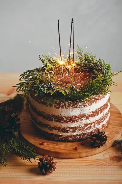 Noel tablo için güzel bir şekilde dekore edilmiş pasta