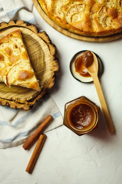 Pie with apple, cinnamon  and jam — Stock Photo, Image