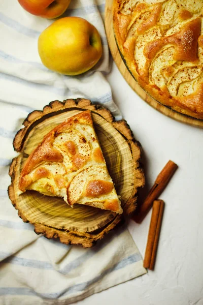 Pie with apple and cinnamon — Stock Photo, Image