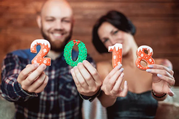 Genç çift bir gingerbread holding