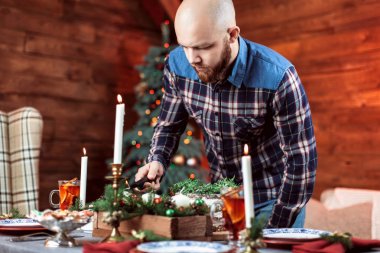 adam Noel masa hazırlama. 