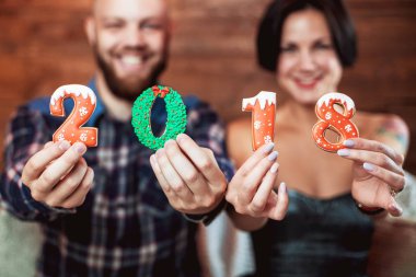  Genç çift bir gingerbread holding