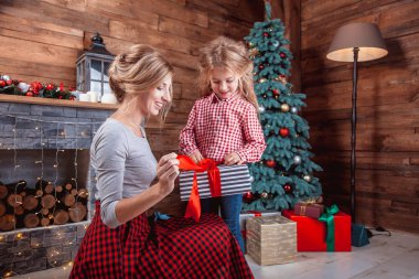 Mutlu anne kızıyla birlikte 