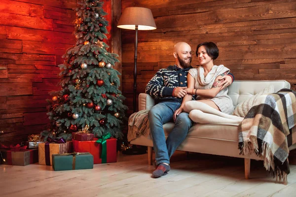 Belo casal com uma árvore de Natal . — Fotografia de Stock