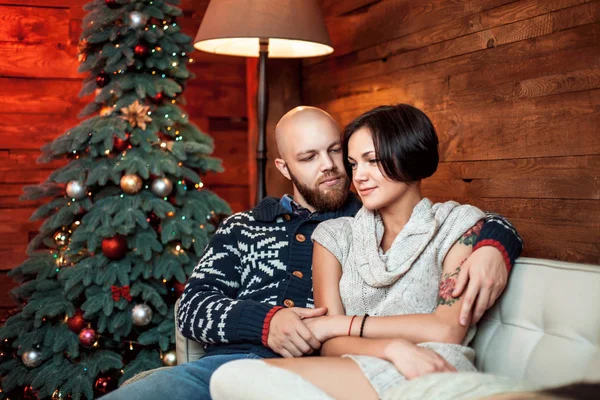 Belo casal com uma árvore de Natal . — Fotografia de Stock