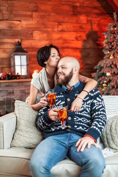 Hermosa pareja con un árbol de Navidad . — Foto de Stock