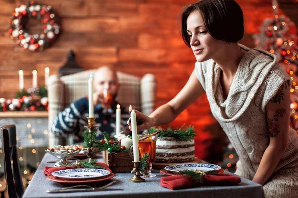 Belo casal com uma árvore de Natal . — Fotografia de Stock