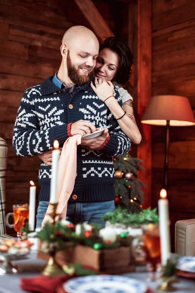 Hermosa pareja con un árbol de Navidad . — Foto de Stock