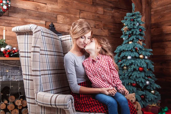 Gelukkige moeder met haar dochter — Stockfoto