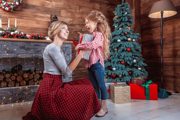 Madre feliz con su hija — Foto de Stock