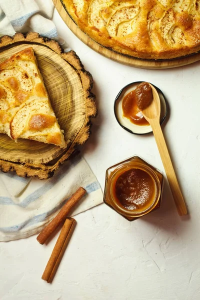 Pie with apple, cinnamon  and jam — Stock Photo, Image