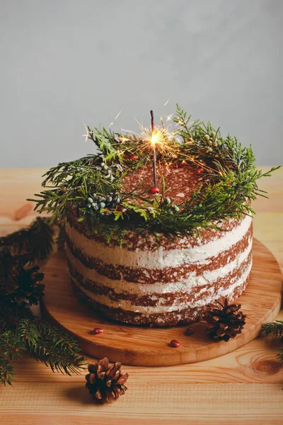 Gyönyörű díszített cake a karácsonyi asztal — Stock Fotó