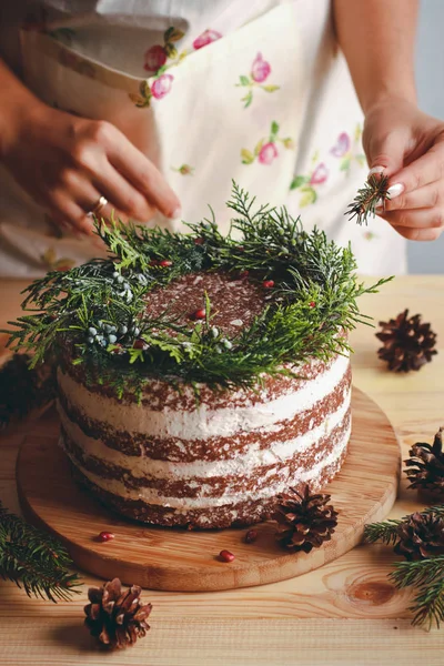 Kız önlük bir pasta Süsle