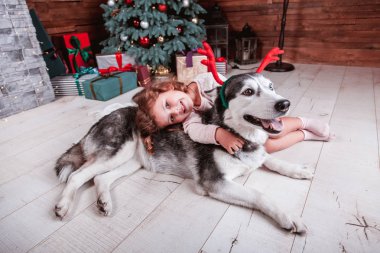  köpek ile çocuk kız oyun