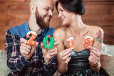 Genç çift bir gingerbread holding