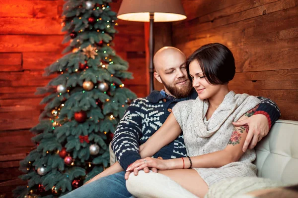 Belo casal com árvore de Natal . — Fotografia de Stock