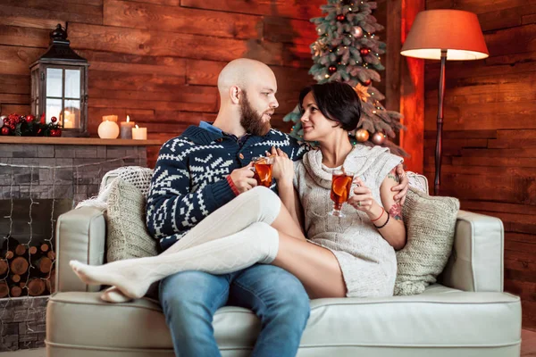 Hermosa pareja con árbol de Navidad . — Foto de Stock