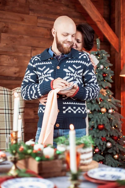 Hermosa pareja joven con árbol de Navidad — Foto de Stock