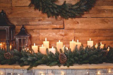 Yeni yılda mumlar yanan iç 