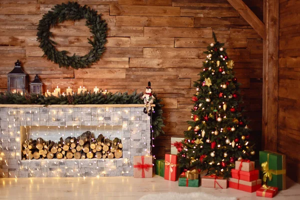 Árbol de Navidad, chimenea con leña . — Foto de Stock