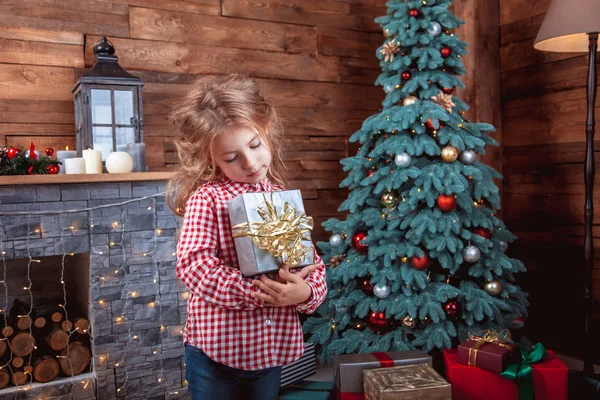 Liten flicka med gåva i hand — Stockfoto