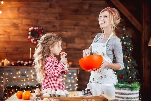 Familie voorbereiding vakantie voedsel. — Stockfoto