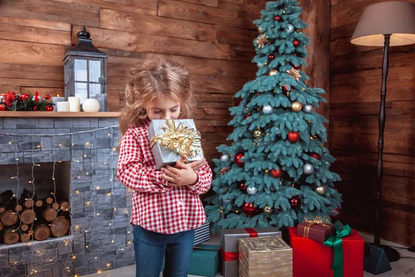 Αξιολάτρευτο κοριτσάκι που κρατάει ένα δώρο — Φωτογραφία Αρχείου