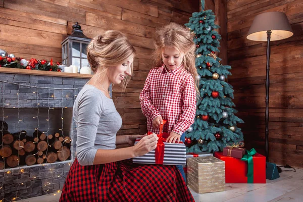 Belle mère heureuse avec sa fille — Photo