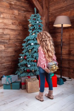 Sevimli küçük kız bir hediye holding