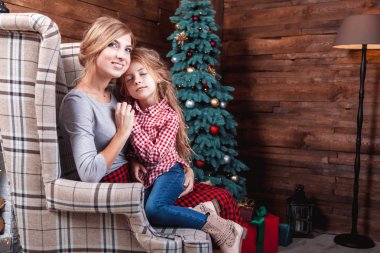 Güzel mutlu anne kızıyla birlikte 