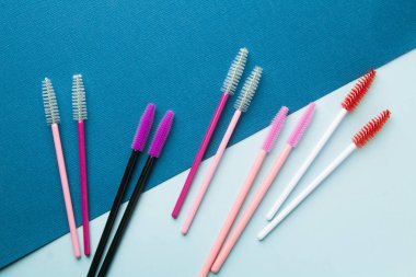 Fırça kamçı, tarak, ayrıca kirpik uzatma uygulamada kullanılan şeklini korumak için yardım