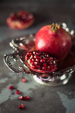 Nar kırmızı meyve. Siyah arka plan üzerine nar