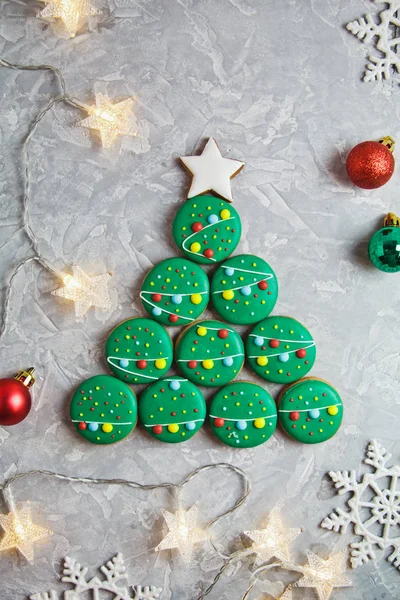 Schöne Weihnachtliche Lebkuchen Form Eines Weihnachtsbaums Mit Dekor Und Girlanden — Stockfoto
